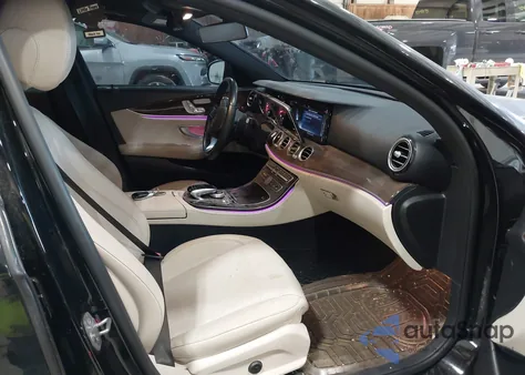 2018 Mercedes-Benz E 300 4Matic z USA, uszkodzony, nr VIN WDDZF4KB5JA389148